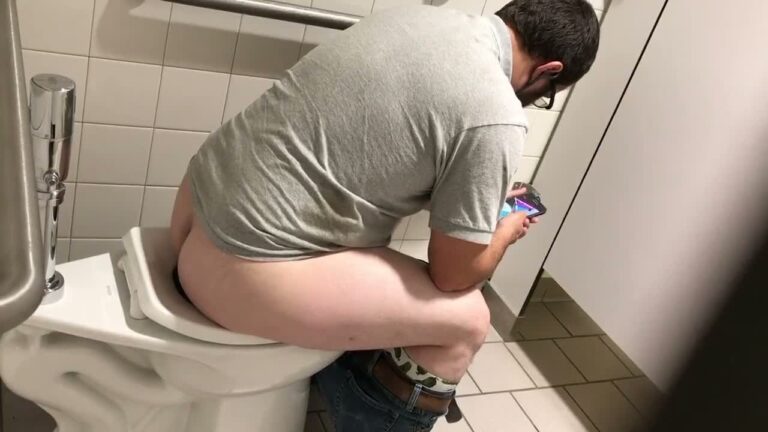 Butt On The Toilet Video