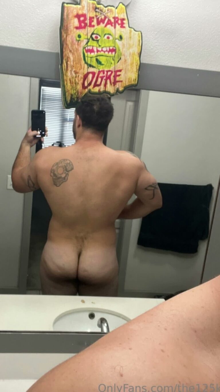 Cheeks Fitness Instructor Loves Showing Ass